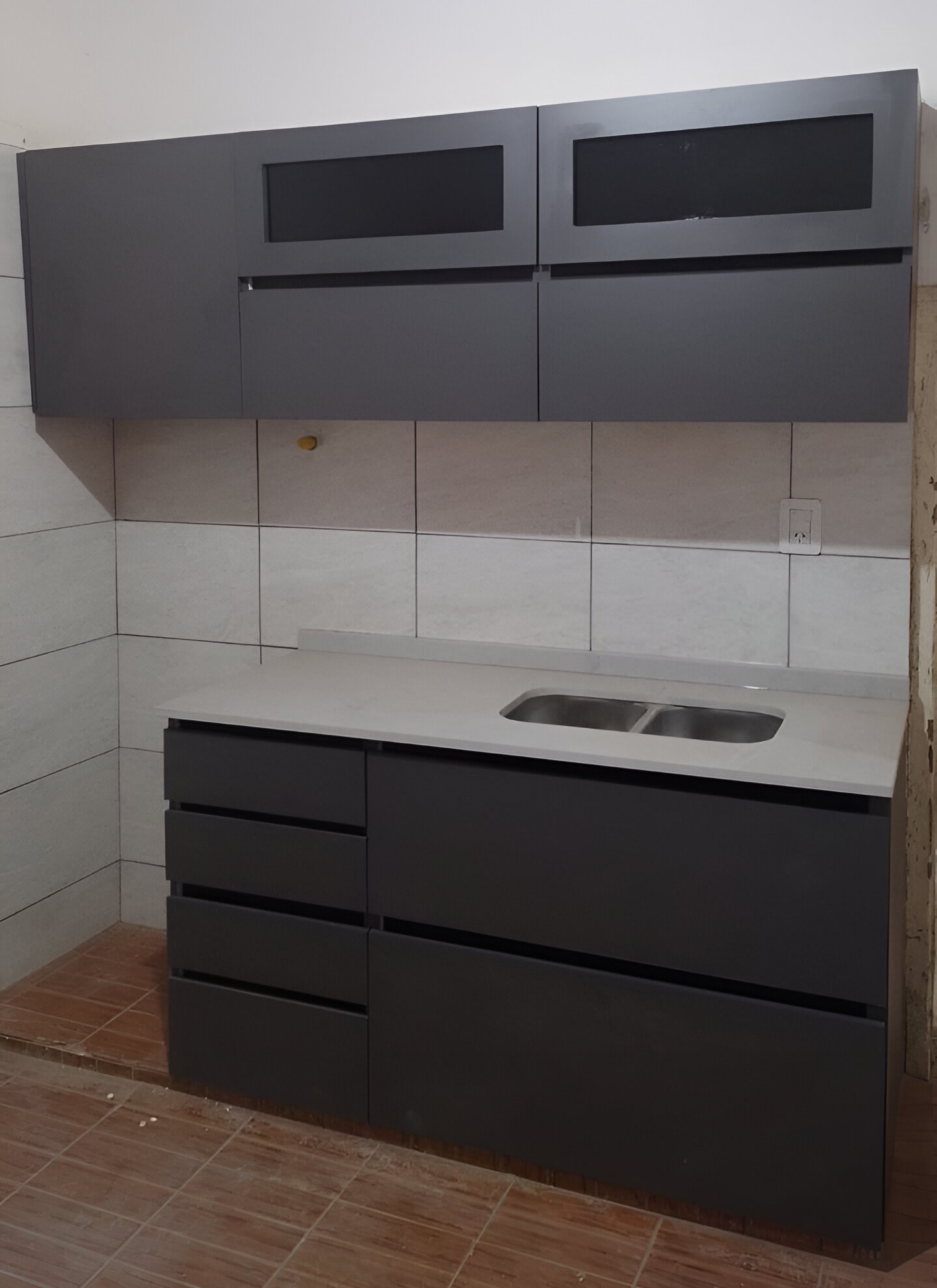 Cocina moderna con gabinetes blancos y encimeras de granito